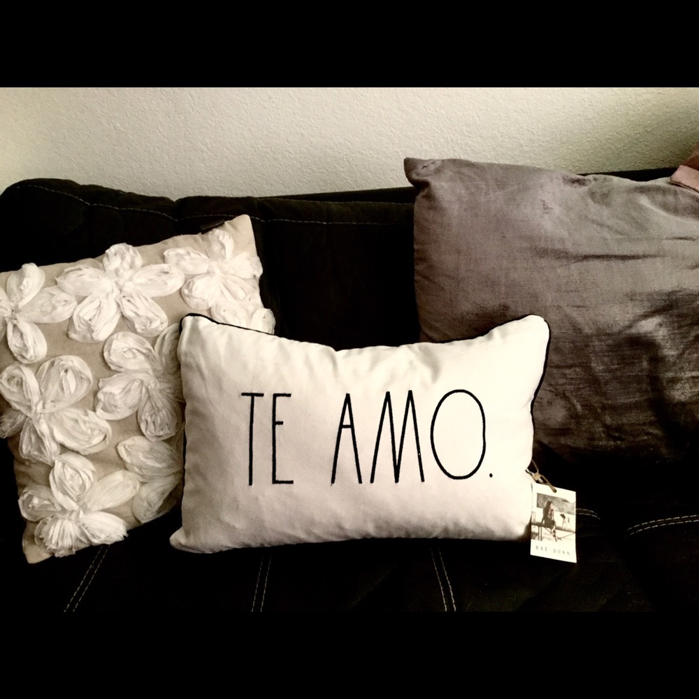 🛍SOLD🎉Host Pick❤️Rae Dunn TE AMO Lumbar Pillow - Picture 4 of 4